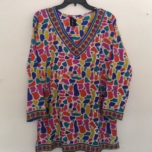 straight tunic v neck and long sleeves.